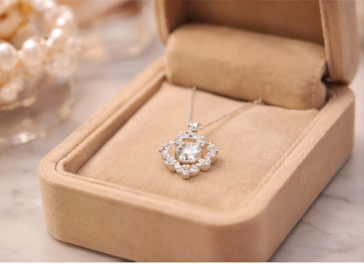 Dây Chuyền Bạc Nữ Mặt Khung Viền Hoa Xoáy – Vẻ Đẹp Tinh Tế Và Cuốn Hút dây chuyền bạc nữ mặt khung viền hoa xoáy đính đá viền lấp lánh